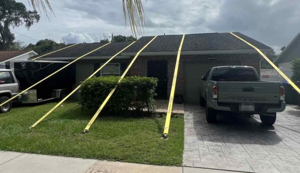 Florida: un uomo ha fasciato la propria casa per proteggerla dall'uragano Milton - Casa sorretta da cinghie in Florida (A walk to remember/Facebook)