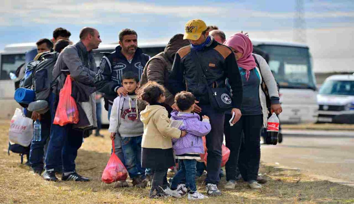 Approvato dal Consiglio dei Ministri il Decreto flussi, ecco che cosa prevede - Famiglia di immigrati (Depositphotos) www.managementcue.it