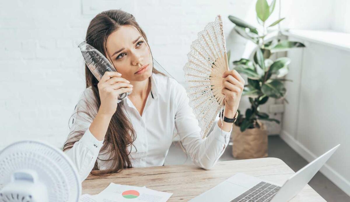Com'è stato il clima nel 2023? Ecco il report - Donna che sente caldo (Depositphotos foto) - www.energycue.it