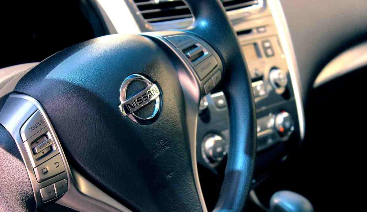 Nissan: ora l'AI trova i difetti nella verniciatura - Volante auto Nissan (Pixabay foto) - www.vehiclecue.it