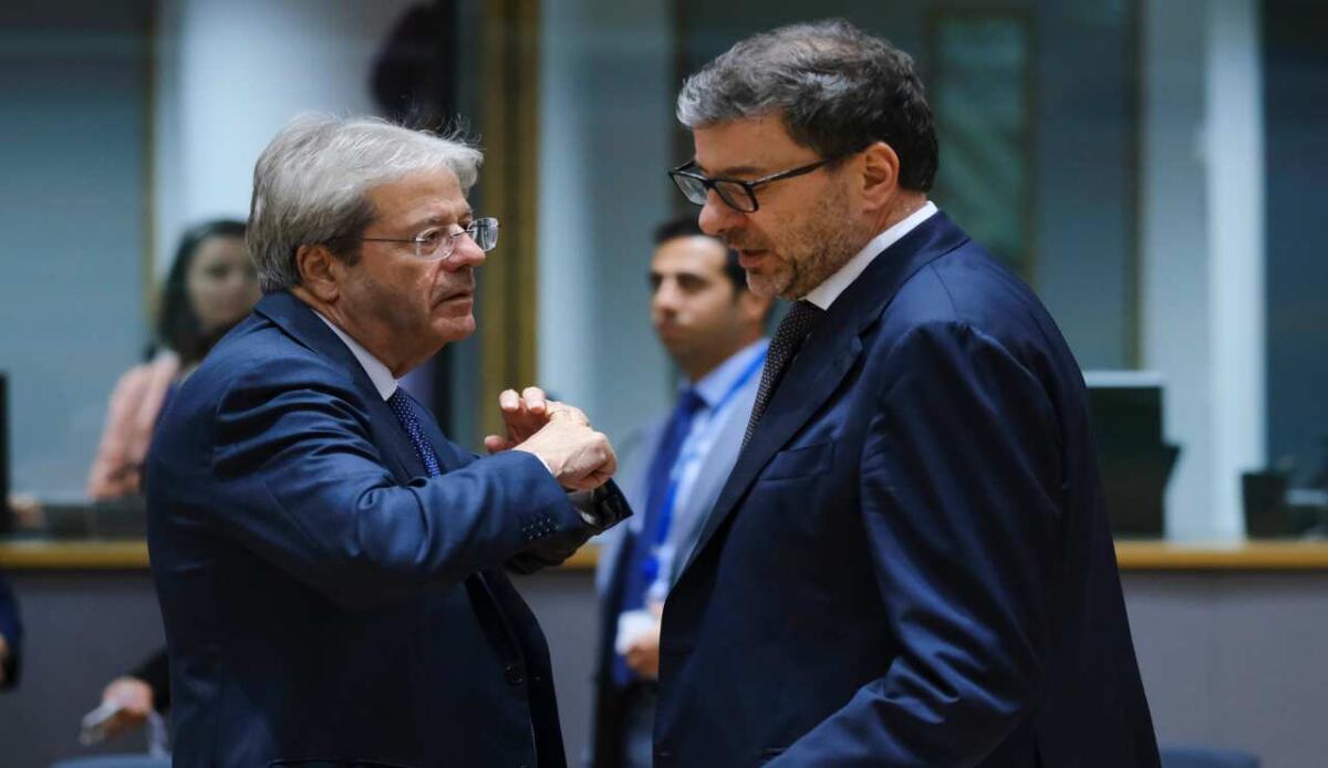 Giorgetti annuncia una nuova manovra e i mercati sono già in fermento, cosa sta succedendo - Giancarlo Giorgetti ,Minister for Finance arrives to attend in a meeting of Eurogroup Finance Ministers, at the European Council in Brussels, Belgium on Nov. 8, 2023. (Depositphotos)