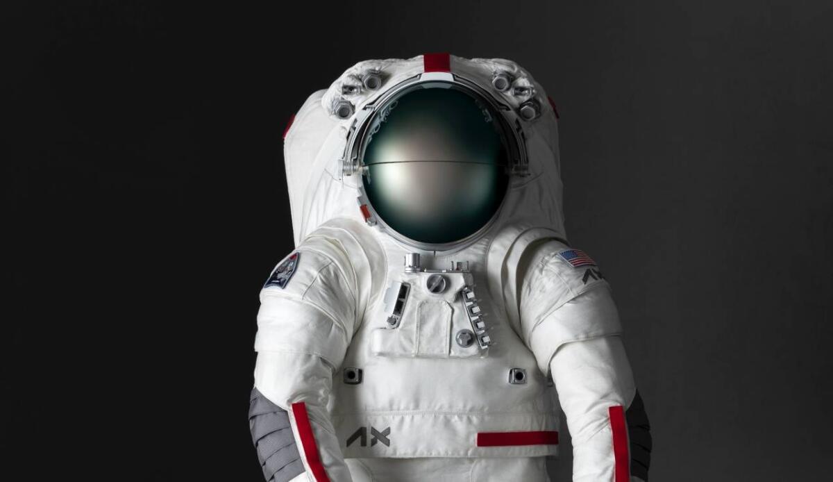 La tuta che indosseranno gli astronauti sulla Luna è fatta in collaborazione con Prada - AxEMU Prada Spacesuit (Axiom foto) www.aerospacecue.it