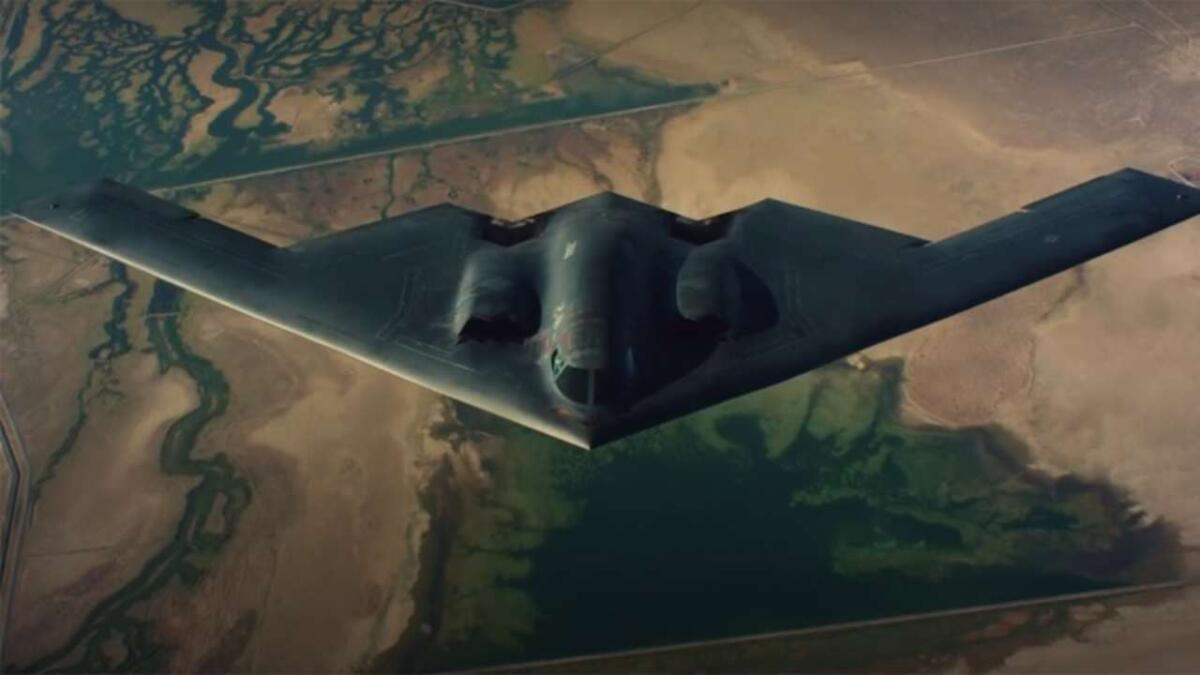 B-2: storia e caratteristiche di uno dei caccia più costosi della storia - Immagine di un caccia bombardiere B-2 in volo (northropgrumman FOTO) - www.aerospacecue.it
