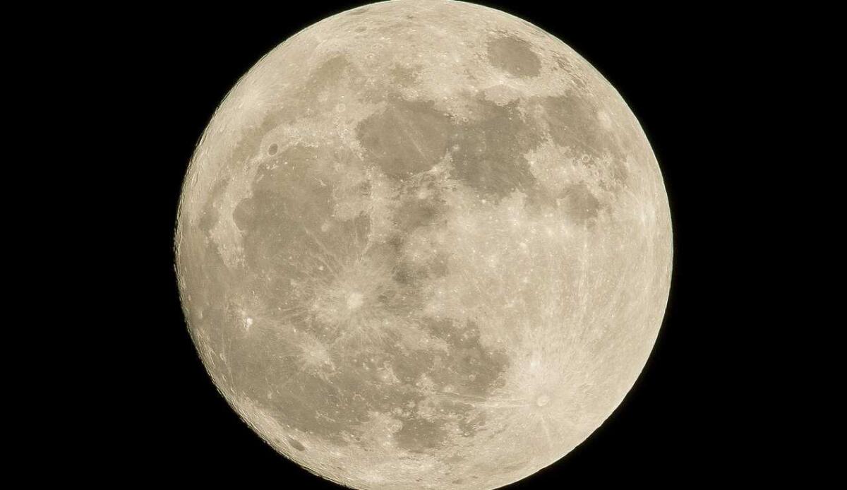 La terza Superluna dell'anno ha offerto uno spettacolo unico - luna piena (Pixabay foto) - www.aerospacecue.it