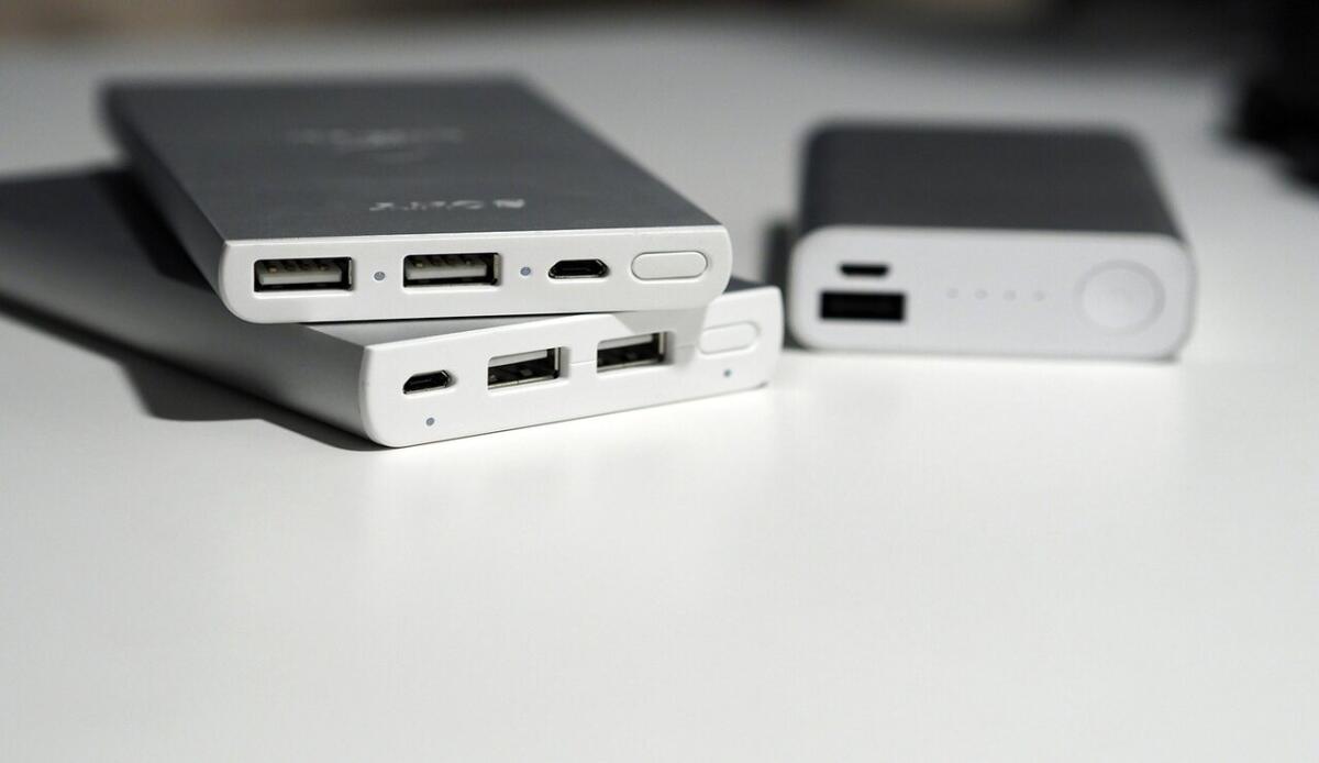 Batterie al litio vs. batterie allo stato solido: quale sarà il futuro dello stoccaggio energetico? - Powerbank pronte all'uso (Pixabay Foto) - www.energycue.it