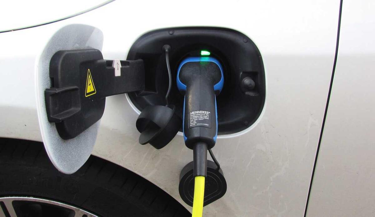 Trasformare un'auto ibrida plug-in in GPL è possibile grazie a un sistema tutto italiano - Immagine plug-in (Pixabay foto) - www.vehiclecue.it