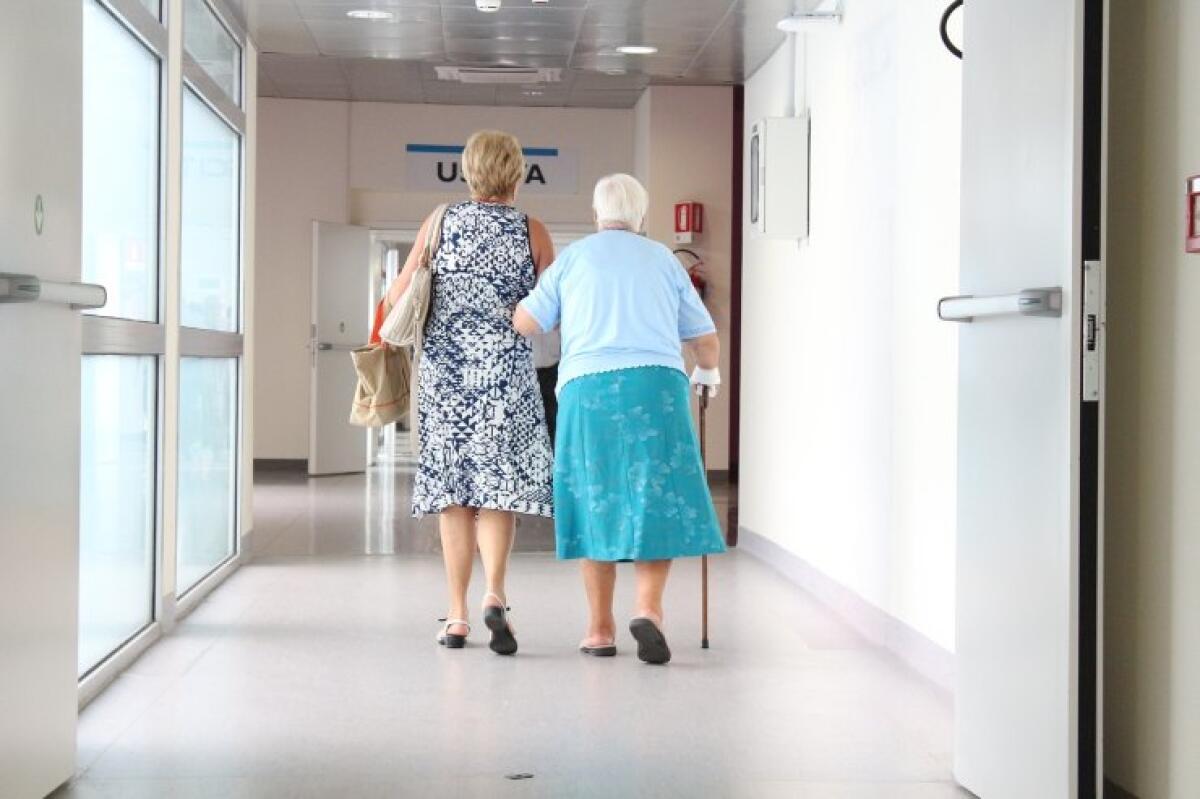 L’assunzione di semaglutide riduce il rischio di morte per cause naturali: lo studio - Anziane in ospedale (Pixabay Foto) - www.biomedicalcue.it