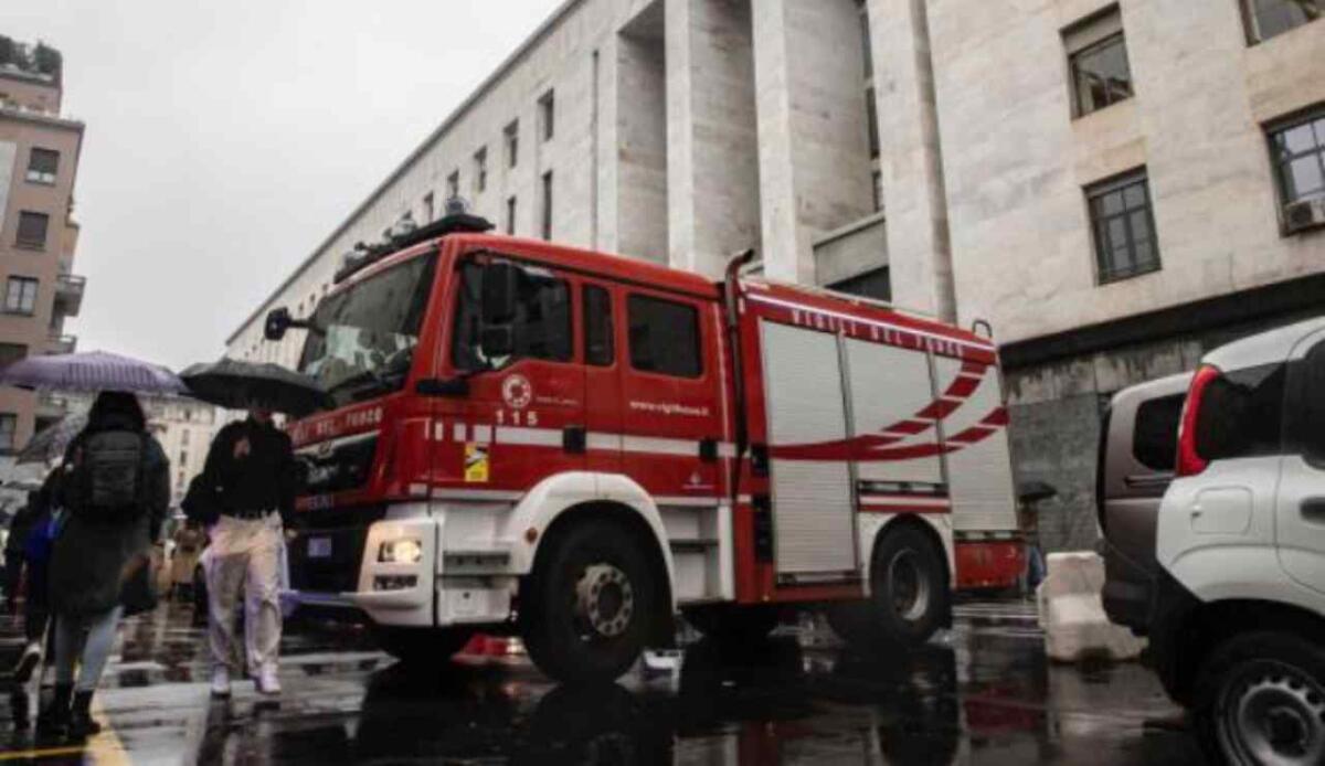 Un incendio è divampato nel Palazzo di Giustizia di Milano: com'è la situazione - Incendio al Palazzo di Giustizia a Milano (Ottico_LaPresse FOTO) - www.buildingcue.it