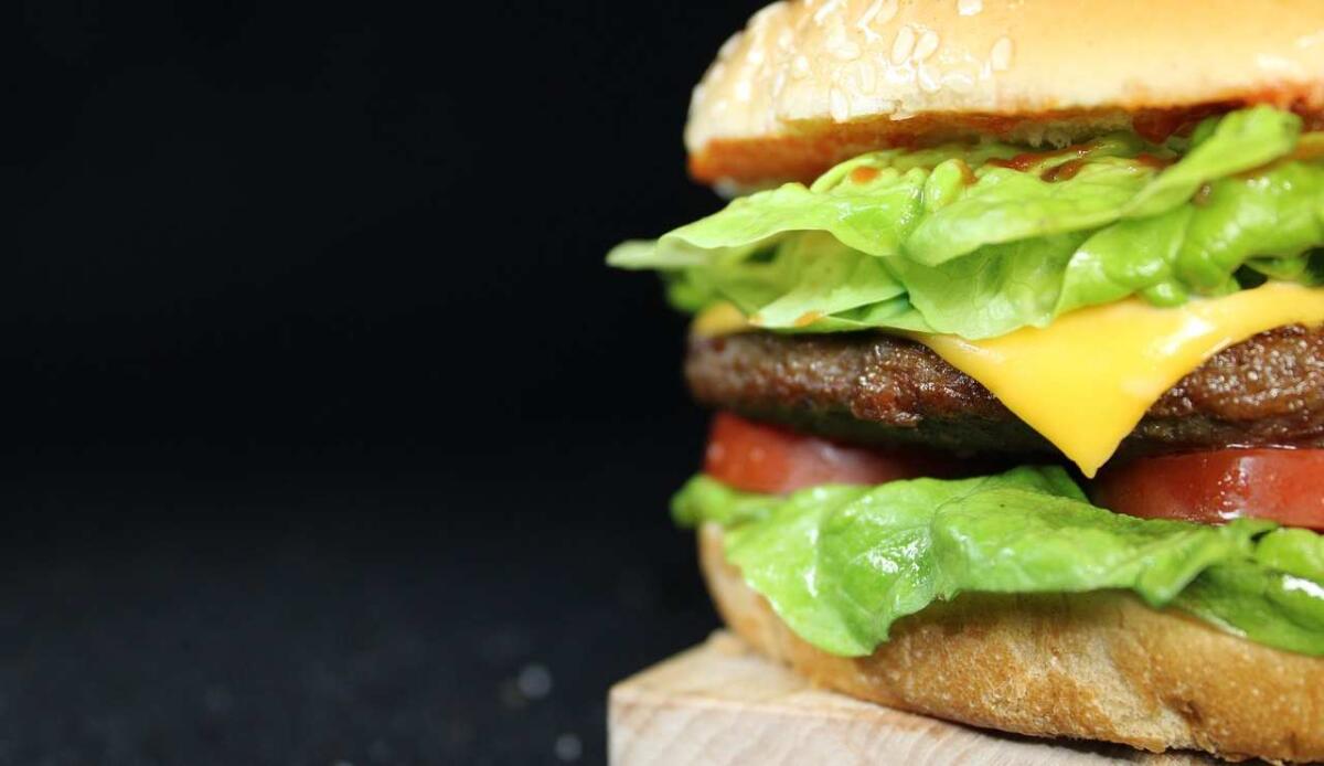 Intossicazione alimentare in un McDonald's negli Stati Uniti: registrato un deceduto - Hamburger  (Pixabay foto) - www.biomedicalcue.it