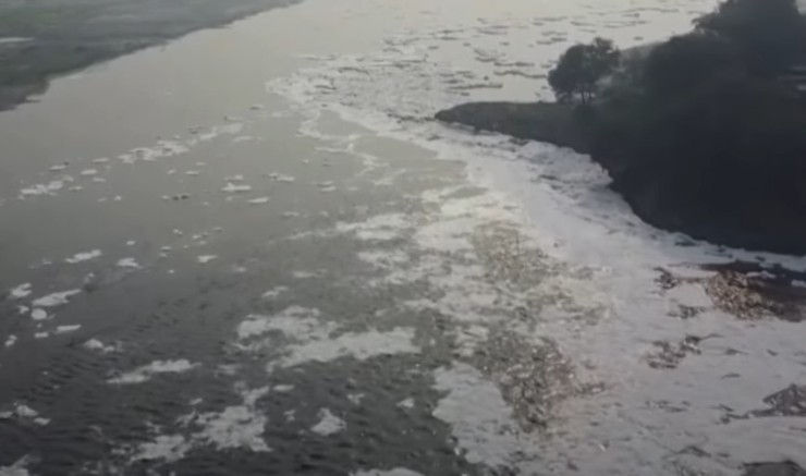 Veduta aerea della schiuma tossica (Global News - youtube foto)