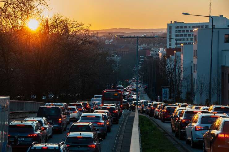 Traffico in una giornata di sole (Pixabay Foto) - www.vehiclecue.it
