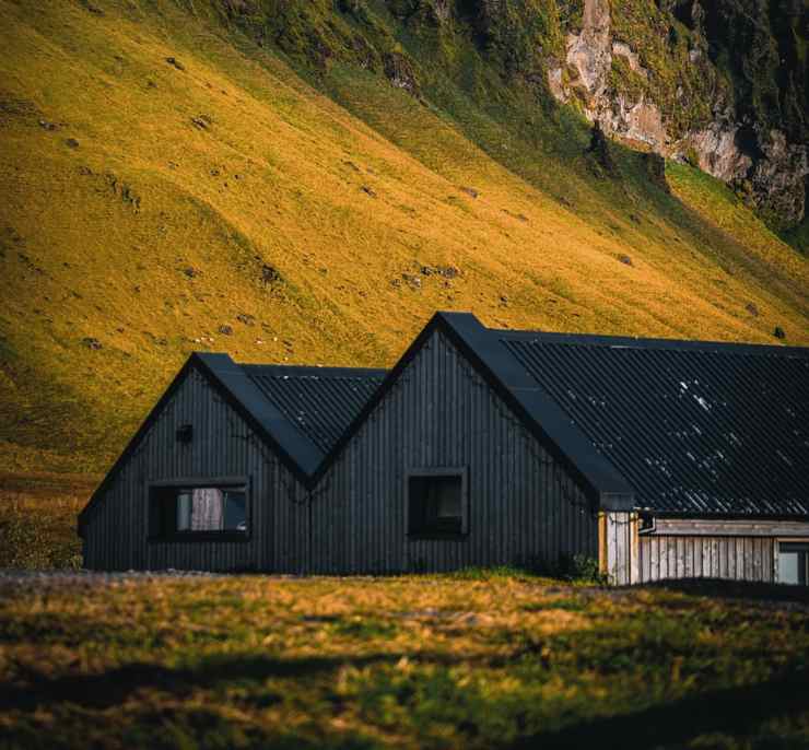 Una casa in legno tra le montagne (Pixabay FOTO) - www.buildingcue.it