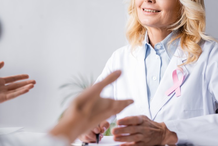 Medico con fiocco rosa (Depositphotos foto) - www.biomedicalcue.it