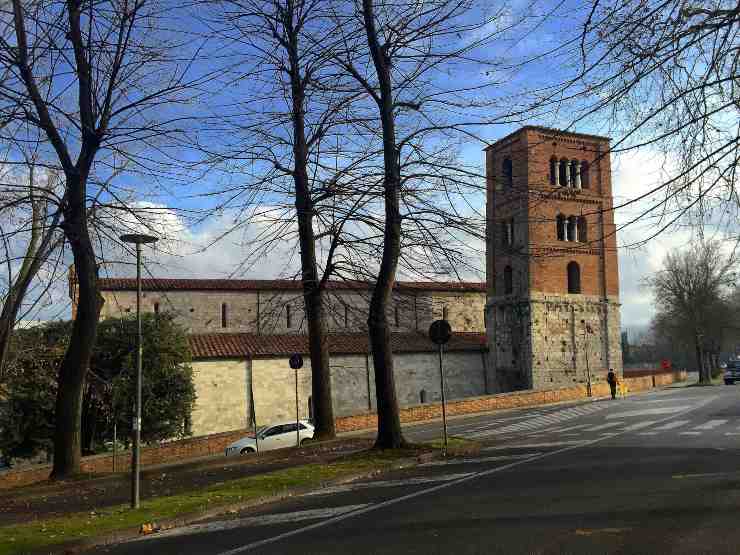 Torre e Chiesa di San Michele degli Scalzi (Wikimedia Commons foto) - www.buildingcue.it