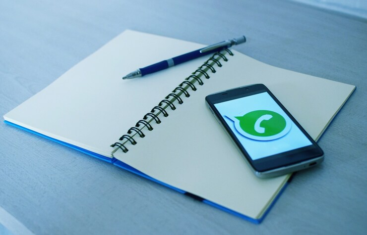 WhatsApp aperto con un taccuino di appunti (Pixabay Foto) - www.systemcue.it