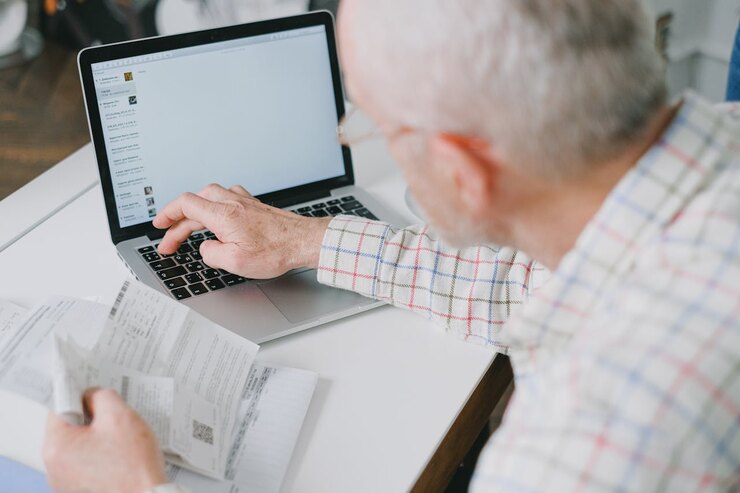 Anziano che controlla le operazioni dopo nun passaggio in banca (Pexels Foto) - www.financecue.it