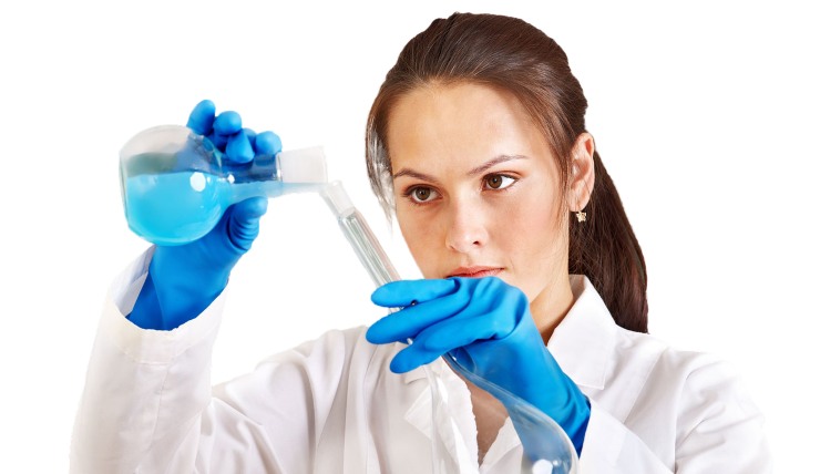 Una scienziata durante un esperimento (Pixabay) FOTO) - www.sciencecue.it