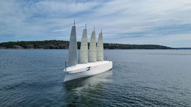 Una piccola imbarcazione con moderne vele (OceanBird FOTO) - www.marinecue.it