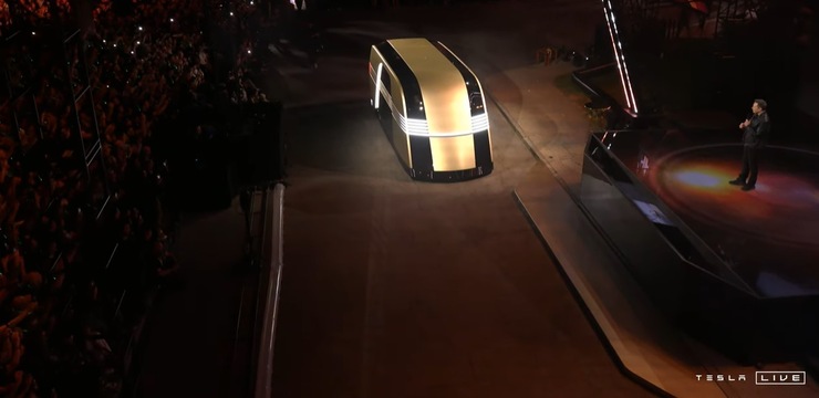 Robovan Tesla a guida autonoma (screenshot Tesla / YouTube) - www.systemcue.it