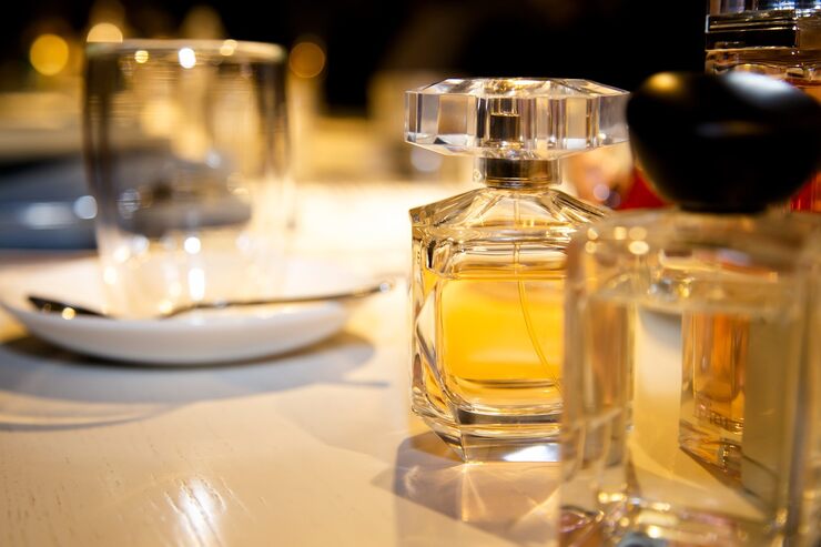 Un profumo esposto in un negozio di lusso (Pixabay Foto) - www.financecue.it