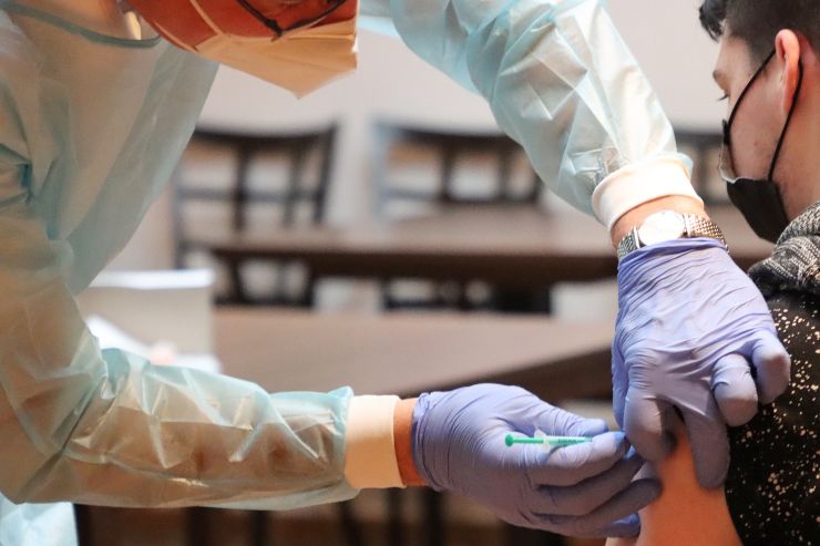 Giovane ragazzo riceve il vaccino (Pixabay FOTO) - www.biomedicalcue.it