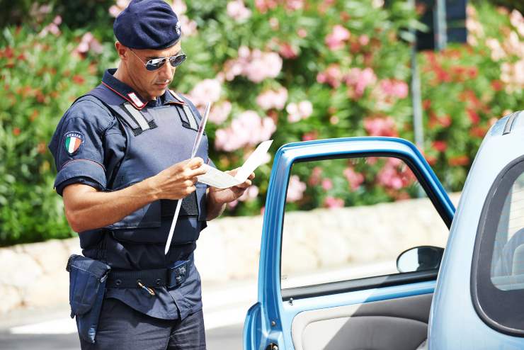 Un polizziotto durante un controllo (Depositphotos foto) - vehiclecue.it