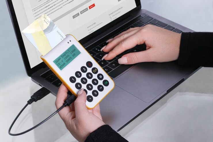 Dipendente di banca che verifica le operazioni di un POS (Pexels Foto) - www.financecue.it