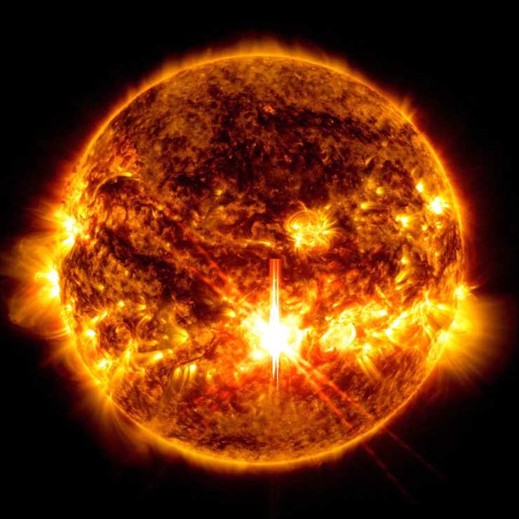 Brillamento solare visibile come il lampo luminoso al centro, il 3 ottobre 2024 (NASA FOTO) - www.aerospacecue.it