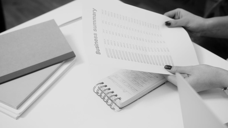 Dipendente banca che controlla i conti (Pexels Foto) - www.financecue.it