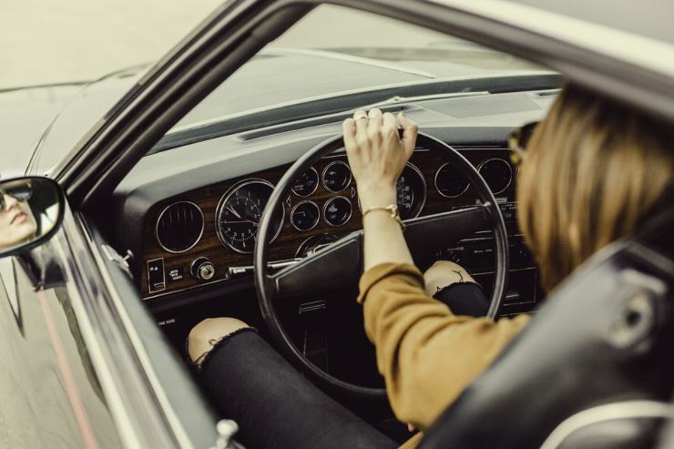 Una donna durante la guida (Pixabay foto) - www.vehiclecue.it
