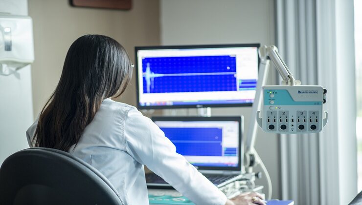 Dottoressa che sta effettuando un esame (Pixabay Foto) - www.biomedicalcue.it