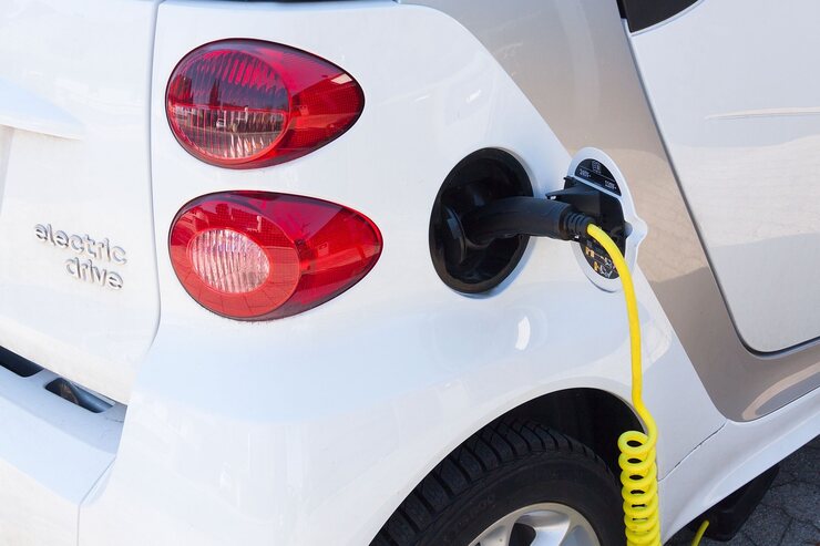 Auto elettrica collegata con la presa di corrente (Pixabay Foto) - www.financecue.it