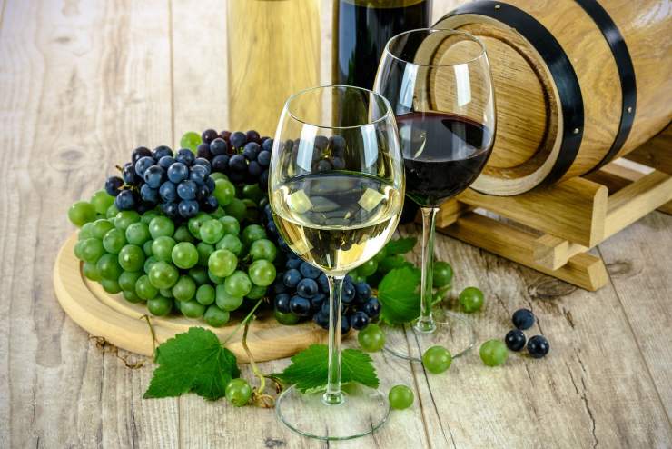 Una e vino sulla tavola (Pixabay FOTO) - www.sciencecue.it