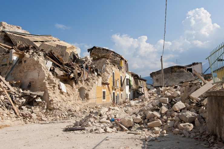 Una città distrutta dopo un terremoto (Pixabay FOTO) - www.systemscue.it