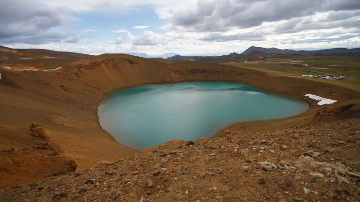 Un cratere naturale con un lago (Pixabay FOTO) - www.sciencecue.it