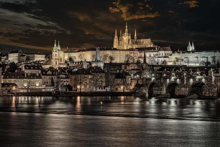 Ponte europeo illuminato di notte (Pixabay Foto) - www.buildingcue.it