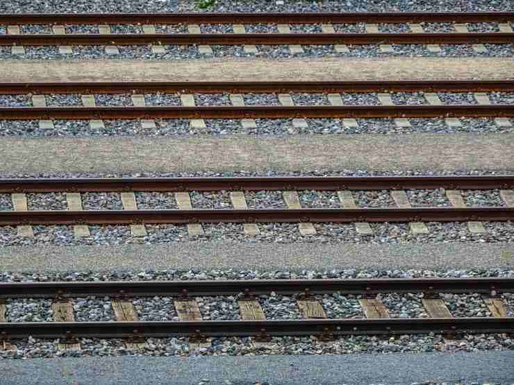 Binari paralleli come gli universi (Pixabay FOTO) - www.sciencecue.it