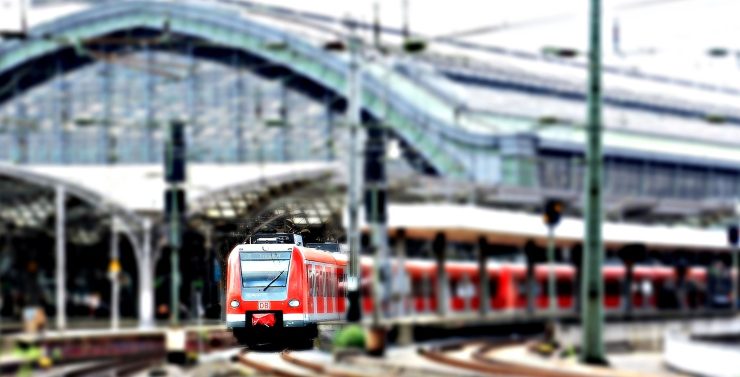 Treno stazione (Pixabay foto) - www.vehiclecue.it