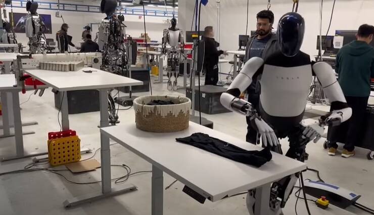 Robot Optimus 3 di Tesla piega una maglietta (screenshot Tesla Car World/YouTube)