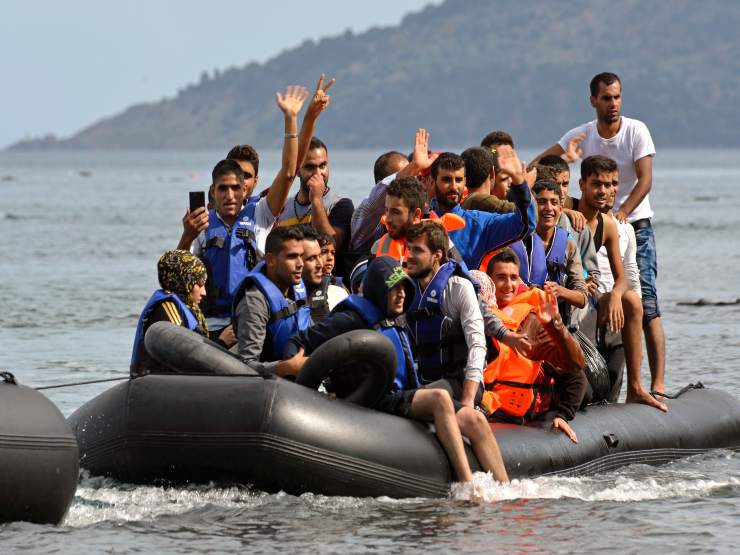 Gommone di immigrati (Depositphotos FOTO)-www.managementcue.it