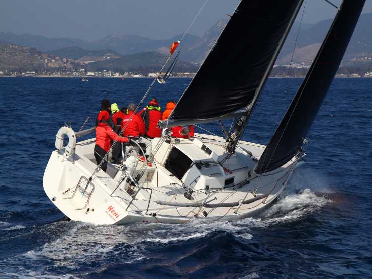 Catamarano in mare (Depositphotos) www.marinecue.it