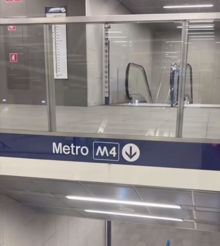 All'interno della Metro M4 (a_milano_news-instagram foto) - www.vehiclecue.it