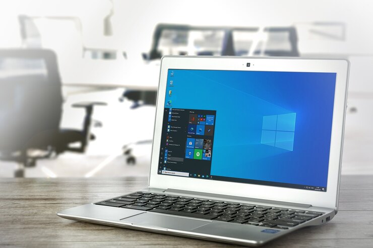 PC portatile con sistema operativo Microsoft (Pixabay Foto) - www.systemcue.it