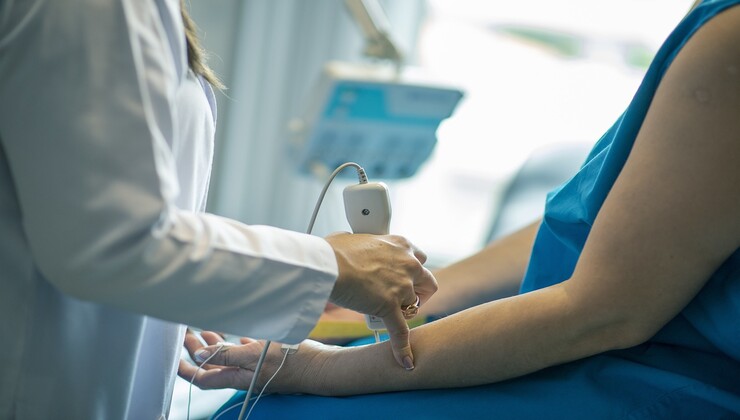 Medico che presta delle cure (pixabay Foto) - www.biomedicalcue.it