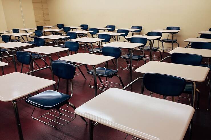 Aula vuota di una scuola con banchi e sedie (Pixabay Foto) - www.buildingcue.it