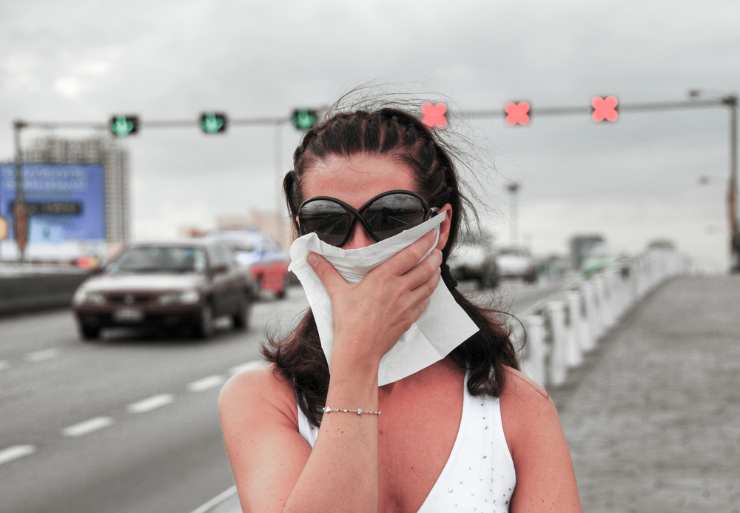 Donna che combatte lo smog (Depositphotos Foto) - www.biomedicalcue.it