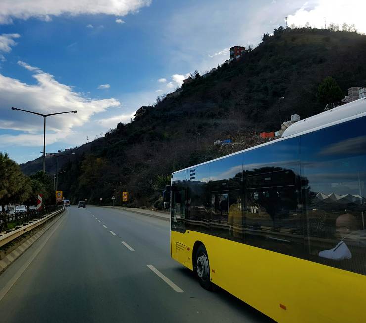 Un autobus durante una corsa (Pixabay FOTO) - www.vehiclecue.it
