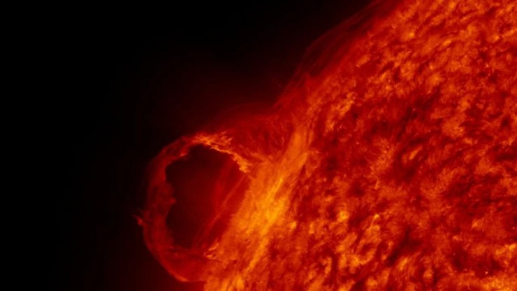 Illustrazione di un brillamento solare (Pixabay FOTO) - www.aerospacecue.it