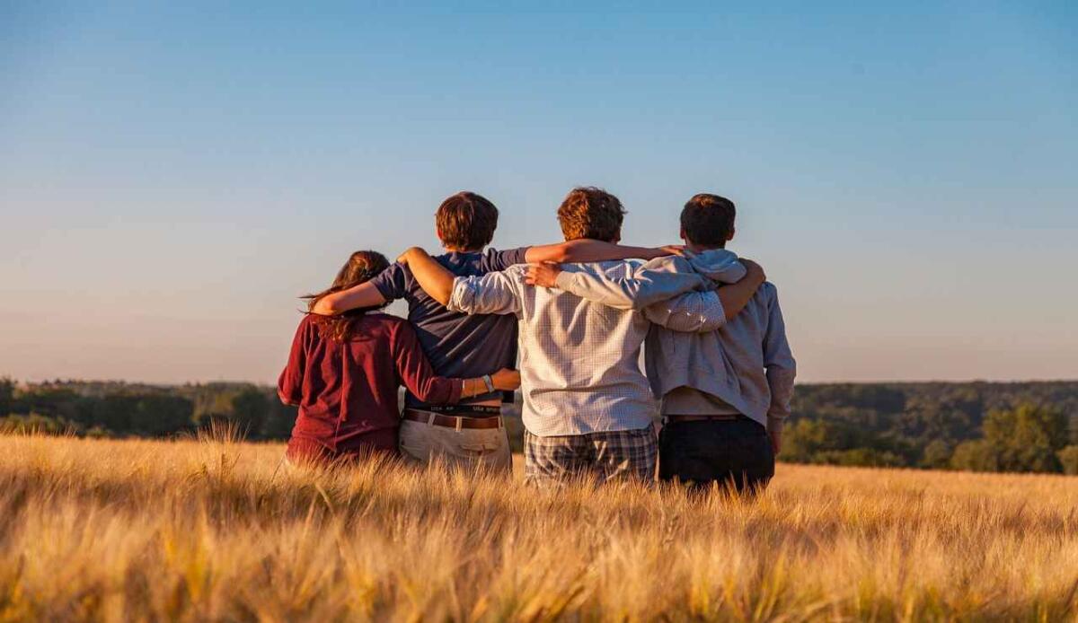 Hpv: in Italia è possibile evitare l’avanzamento dei tumori causati dal virus - Giovani ragazzi (Pixabay FOTO) - www.biomedicalcue.it
