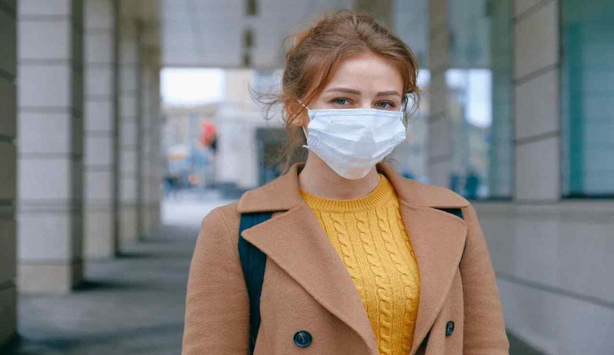 Cos'è il Norovirus “Kawasaki” in aumento nel Regno Unito? Arrivato anche in Italia ma non c'è allarme - Donna con la mascherina (Pexels Foto) - www.biomedicalcue.it